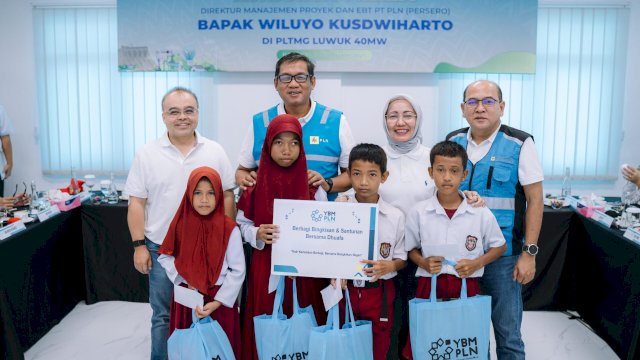 PLN UIP Sulawesi melalui YBM PLN memberikan bantuan alat sekolah kepada dua SD di sekitar pembangunan infrastruktur ketenagalistrikan di Kabupaten Donggala. (Dok. Humas PLN UIP Sulawesi)