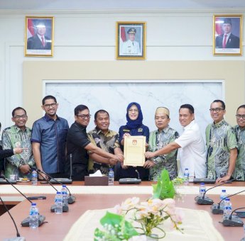 KPU Serahkan SK ke DPRD Sulsel, Paripurna Pengusulan Pengangkatan Gubernur Digelar Besok