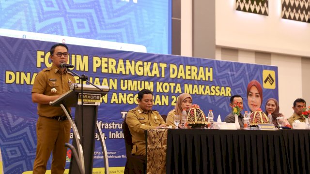 Pj Sekda Kota Makassar, Irwan Rusfiady Adnan, secara resmi membuka Forum Perangkat Daerah Dinas Pekerjaan Umum (PU) Kota Makassar di Hotel Maxone, Makassar, Senin (10/2/2025). (Foto: Istimewa)