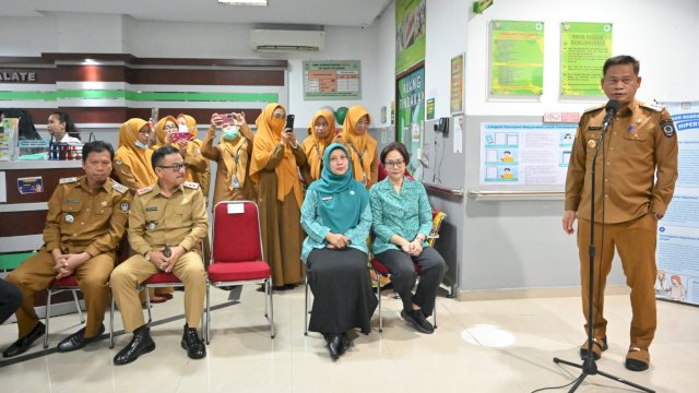 Pj Gubernur Sulsel, Prof Fadjry Djufry resmi me-launching program Pemeriksaan Kesehatan Gratis (Skrining Ulang Tahun) yang dilaksanakan di Puskesmas Tamalate, Makassar, Jalan Daeng Tata, Senin (10/2/2025). (Foto: Istimewa)