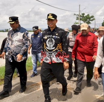 Pj Gubernur Sulsel Kunjungi Korban Terdampak Banjir di Maros, Siapkan Bantuan Benih untuk Petani Jika Terjadi Puso