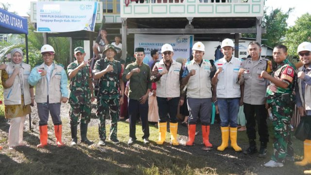 General Manager PLN UID Sulselrabar, Budiono bersama jajaran manajemen PLN dan unsur TNI-Polri bersinergi dalam upaya tanggap darurat bencana banjir di Kabupaten Maros. (Foto: Istimewa)