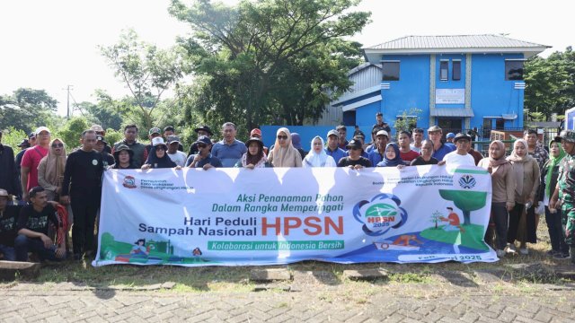 Dinas Lingkungan Hidup (DLH) Kota Makassar menggelar aksi penanaman pohon di kawasan Tempat Pengelolaan Sampah Reduce, Reuse, Recycle (TPS 3R) Untia, Sabtu (15/2/2025). (Foto: Istimewa)