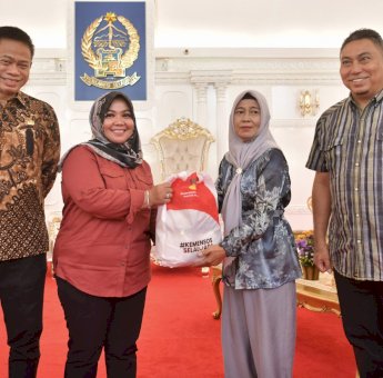 Pj Gubernur Sulsel Dampingi Kemensos Serahkan 3.000 Paket Bantuan untuk Korban Banjir di Sulsel