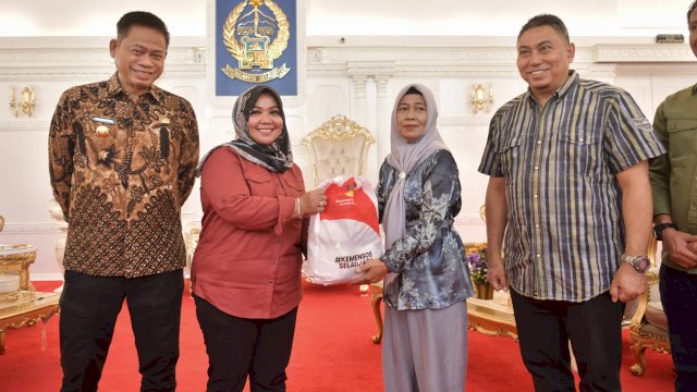 Pj Gubernur Sulsel, Prof Fadjry Djufry mendampingi Direktur PSKBA Kemensos RI, Masriani Mansyur menyerahkan 3.000 paket bantuan untuk korban banjir di Sulsel, Sabtu (15/2/2025). (Foto: Istimewa)