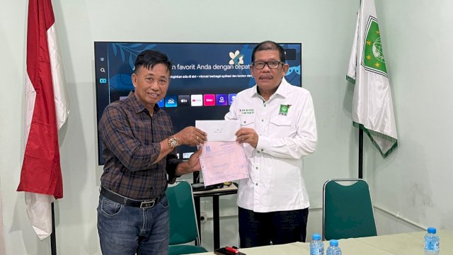 Ketua DPW PKB Sulsel, Azhar Arsyad saat menyerahkan tali asih kepada caleg yang tidak terpilih pada Pileg 2024 lalu, Selasa (18/2/2025). (Foto: Istimewa)