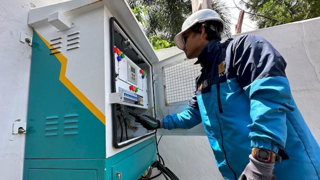 Petugas PLN bersiaga mengamankan listrik untuk perhelatan Pilkada 2024 di salah satu kantor KPU di Makassar, Sulawesi Selatan. (Foto: Istimewa)