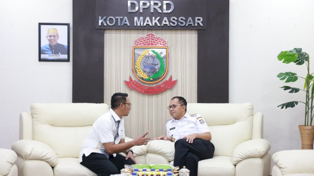 Wali Kota Makassar, Moh Ramdhan Pomanto berbincang dengan Ketua DPRD Makassar, Supratman saat melakukan kunjungan silaturahmi sekaligus berpamitan pada Rabu (19/2/2025). (Foto: Istimewa)