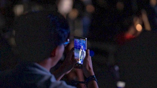 Pengunjung Galaxy Festival menjajal kamera Galaxy S25 Series untuk menangkap momen konser. (Dok. Samsung Indonesia) 