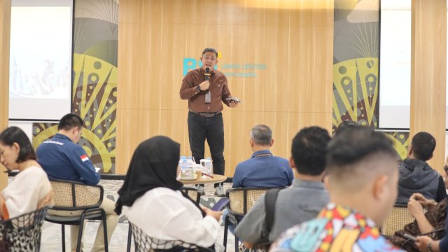 Regional CEO Region X Makassar, Sukma Dwie Priardi saat menjelaskan pertumbuhan bisnis BSI di wilayah Makassar sepanjang 2024 yang mengalami tren positif, Kamis (20/2/2025). (Foto: Istimewa)