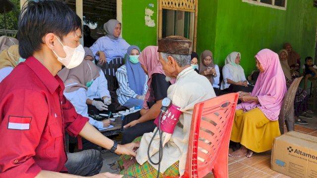 Huadi Group bekerja sama dengan Dinas Kesehatan Bantaeng mengadakan program pemeriksaan kesehatan gratis bagi warga di Desa Borong Loe dan Desa Papanloe, Kabupaten Bantaeng, Jumat (21/2/2025). (Foto: Istimewa)