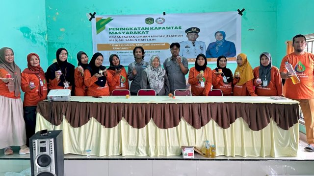 PT Vale Indonesia menggelar pelatihan peningkatan kapasitas pengelolaan limbah minyak jelantah menjadi lilin aromaterapi di Desa Balantang, Luwu Timur, Selasa (18/2/2025). (Foto: Istimewa)