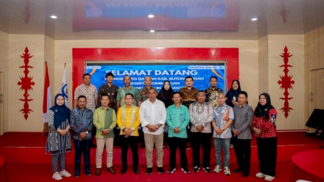 Pj. Sekda Buteng, Muh Rijal melakukan sesi foto bersama BPBL ambon [FOTO: IST]