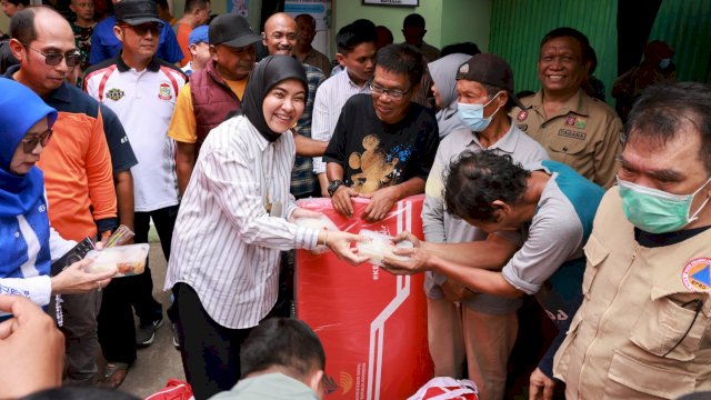 Wakil Wali Kota Makassar, Aliyah Mustika Ilham saat meninjau langsung lokasi kebakaran di Asrama Kesdam II XIV/HSN, Makassar, Minggu (23/2/2025). (Foto: Istimewa)