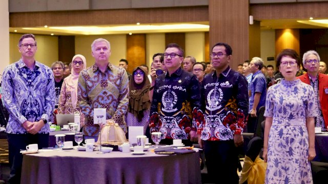 Sekda Sulsel, Jufri Rahman menghadiri Forum Konsultasi Publik terkait Perencanaan Pertumbuhan Ekonomi Hijau yang Berketahanan Iklim, Pangan dan Responsif Gender di Hotel Four Points by Sheraton, Makassar, Kamis (27/2/2025). (Foto: Istimewa)
