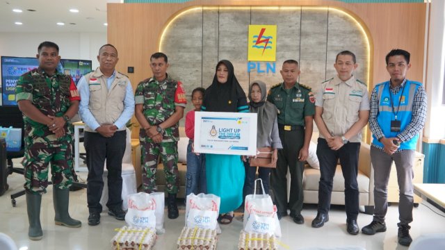 Jelang Ramadan, YBM PLN UID Sulselrabar memberikan bantuan kepada masyarakat kalangan yatim dhuafa di Kabupaten Maros, Kamis (27/2/2025). (Foto: Istimewa)