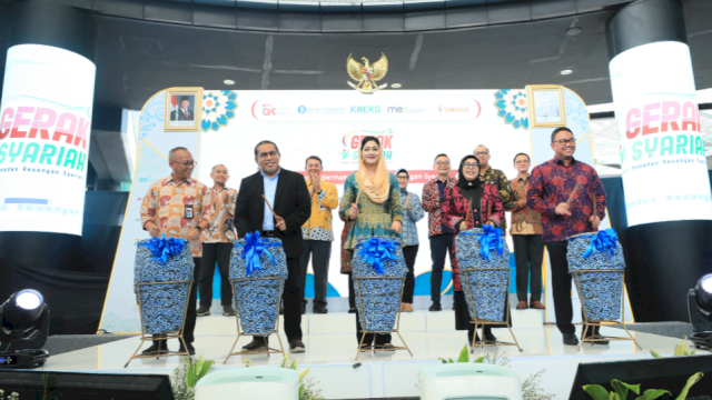 Kepala Eksekutif Pengawas Perilaku Pelaku Jasa Keuangan, Edukasi, dan Pelindungan Konsumen OJK, Friderica Widyasari Dewi (tengah depan) saat menghadiri pembukaan GERAK Syariah 2025, AEON Mall BSD City, Tangerang, Provinsi Banten, kemarin. (Dok. OJK)