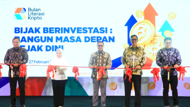 Kepala Eksekutif Pengawas Inovasi Teknologi Sektor Keuangan, Aset Keuangan Digital, dan Aset Kripto OJK Hasan Fawzi (tengah) saat menghadiri Pembukaan Bulan Literasi Kripto (BLK) 2025, kemarin. (Dok. OJK)