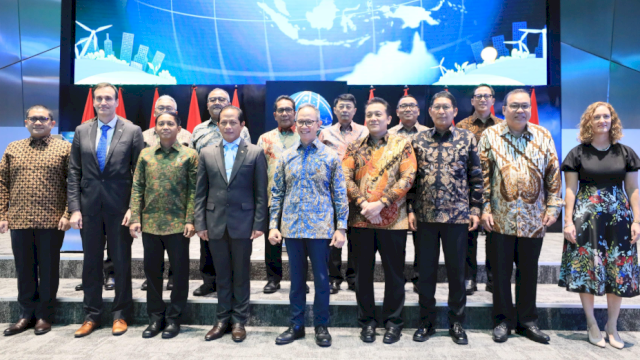 OJK, pemerintah, BEI hingga berbagai unsur terkait berkolaborasi guna mendorong implementasi perdagangan karbon luar negeri dengan meresmikan Perdagangan Internasional Perdana Unit Karbon Indonesia melalui Bursa Karbon Indonesia (IDXCarbon). (Dok. OJK)