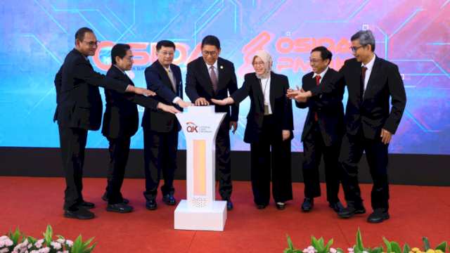 Kepala Eksekutif Pengawas PMDK OJK Inarno Djajadi (tengah) saat menghadiri peluncuran Aplikasi OJK OSIDA PMDK, di Kantor OJK Jakarta, kemarin. (Dok. OJK)