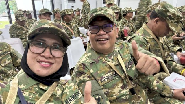 Bupati Gowa, Husniah Talenrang (kiri) saat melakukan swafoto, di sela-sela mengikuti Upacara Penyambutan Kepala Daerah Peserta Retreat di Akademi Militer Magelang, Jawa Tengah, kemarin. (Dok. Humas Gowa)