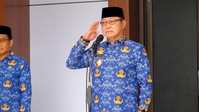 Wakil Bupati Gowa, Abd Rauf Mallaganni Karaeng Kio saat menjadi inspektur upacara Peringatan Hari Kesadaran Nasional, di Lapangan Kantor Bupati Gowa, kemarin. (Dok. Humas Gowa)