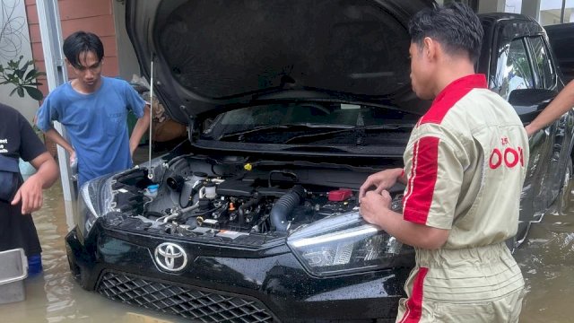 Petugas layanan servis Kalla Toyota saat memberikan layanan kepada pelanggan terdampak banjir di Makassar melalui program &ldquo;Kalla Toyota Peduli Banjir&rdquo;. (Dok. Kalla Toyota)