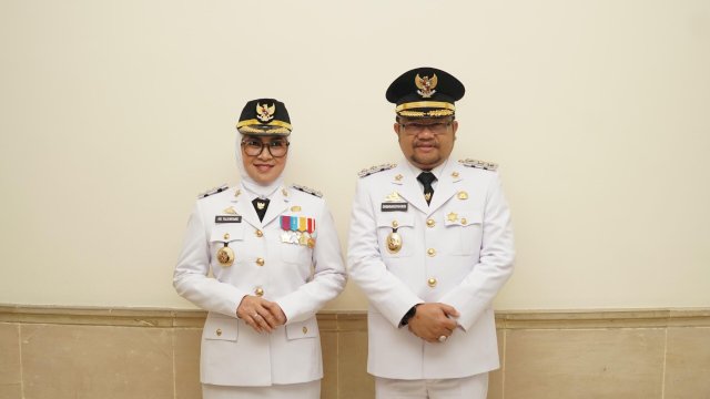 Husniah Talenrang (kiri) dan Darmawangsyah Muin resmi menjabat Bupati dan Wakil Bupati Gowa usai dilantik Presiden Republik Indonesia, Prabowo Subianto, di Halaman Istana Kepresidenan, Jakarta Pusat, Kamis, (20/02/2025). (Dok. Humas Gowa)