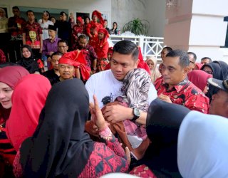 Tinggalkan Rumah Jabatan, Adnan dan Keluarga Dilepas Haru Seluruh Pegawai