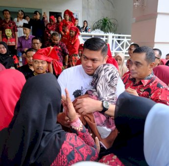 Tinggalkan Rumah Jabatan, Adnan dan Keluarga Dilepas Haru Seluruh Pegawai