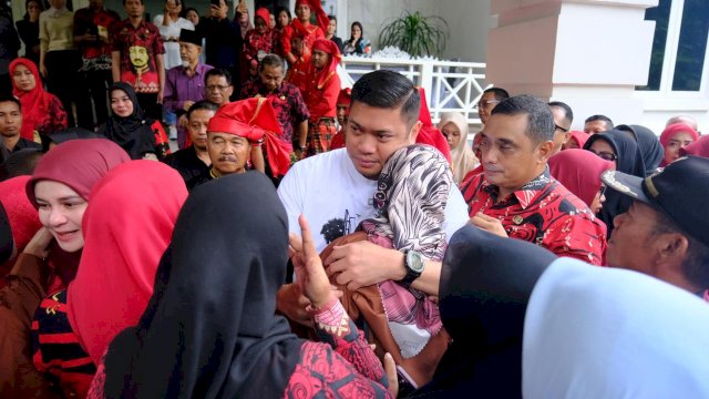 Bupati Gowa periode 2016-2025 Adnan Purichta Ichsan bersama Istri Priska Paramita Adnan saat dilepas pegawai penuh hangat dan haru, di Rumah Jabatan Bupati Gowa, Kamis, (20/02/2025). (Dok. Humas Gowa)