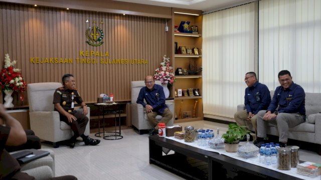 Jajaran PLN UIP Sulawesi saat melakukan kunjungan kerja di Kejati Sulut sebagai upaya kolaborasi dalam mendukung pembangunan infrastruktur ketenagalistrikan. (Dok. Humas PLN UIP Sulawesi)