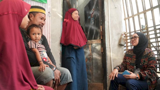 Bupati Gowa Husniah Talenrang (kanan) saat mengunjungi rumah Anto Daeng Rowa, di Desa Kalebarembeng, Kecamatan Bontonompo Selatan, kemarin. (Dok. Humas Gowa)