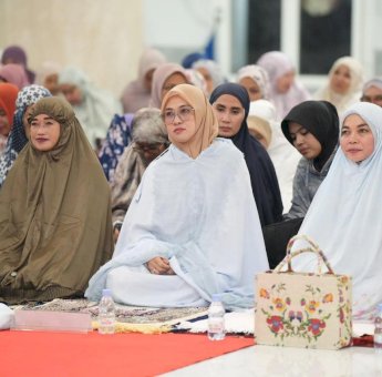 Husniah dan Warga Gowa Peringati Malam Nuzulul Quran di Masjid Agung Syekh Yusuf