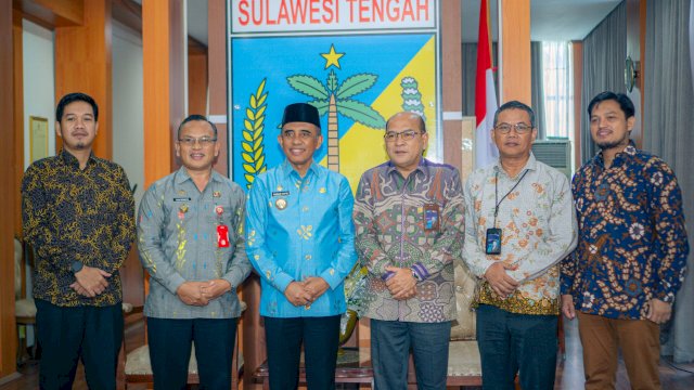PLN UIP Sulawesi saat melakukan silatuhrahmi bersama Gubernur Sulawesi Tengah, Anwar Hafid, di Kantor Gubernur Sulawesi Tengah, kemarin. (Dok. Humas PLN UIP Sulawesi)