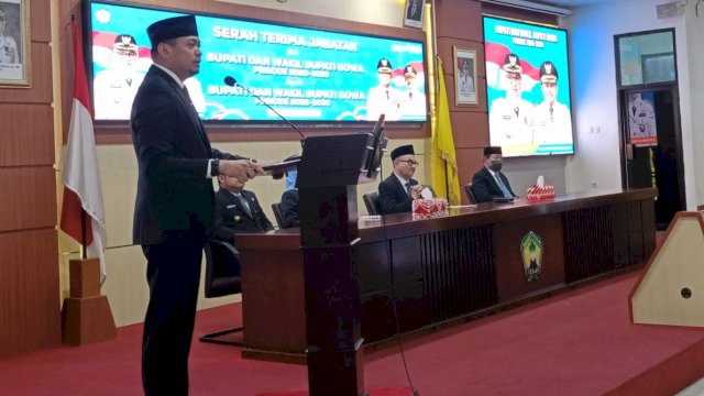 Bupati Gowa periode 2020-2025 Adnan Purichta Ichsan saat hadir dalam Serah Terima Jabatan dari Bupati dan Wakil Bupati Gowa Periode 2020-2025 kepada Bupati dan Wakil Bupati Gowa Periode 2025-2030, di Baruga Karaeng Galesong, Kantor Bupati Gowa, Senin (03/03/2025). (Dok. Chaerani/Republiknews.co.id)