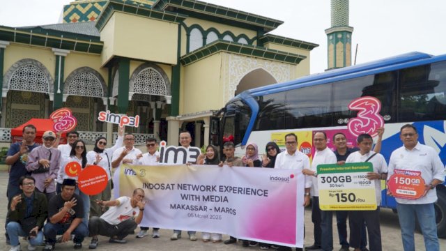 Manajeman Indosat bersama media saat berfoto bersama di sela-sela Indosat Network Experience with Media, Makassar-Maros, Rabu, (05/03/2025). (Dok. Indosat)
