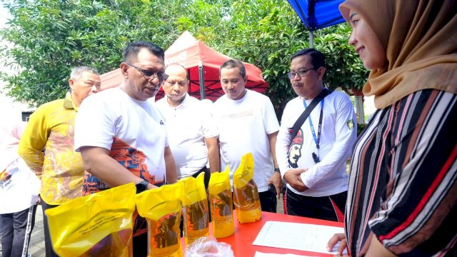 Sekretaris Daerah Kabupaten Gowa Andy Azis saat memantau kebutuhan pokok yang dijual salah satu pelaku usaha di Pasar Tani Pemkab Gowa, di Halaman Kantor Dinas Tanaman Pangan dan Hortikultura Kabulaten Gowa, kemarin. (Dok. Humas Gowa)