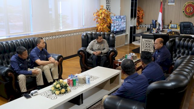 General Manager PLN UIP Sulawesi Wisnu Kuntjoro Adi, saat melakukan audiensi dengan Kepala Kejati Sulsel Agus Salim, di Kantor Kejati Sulsel, Makassar, kemarin. (Dok. Humas PLN UIP Sulawesi)
