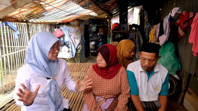 Bupati Gowa Sitti Husniah Talenrang saat mengunjungi salah satu keluarga miskin ekstrim. Upaya menuntaskan angka miskin ekstrim menjadi salah satu program prioritas 100 hari kerjanya bersama Wabup Gowa Darmawangsyah Muin. (Dok. Humas Gowa) 