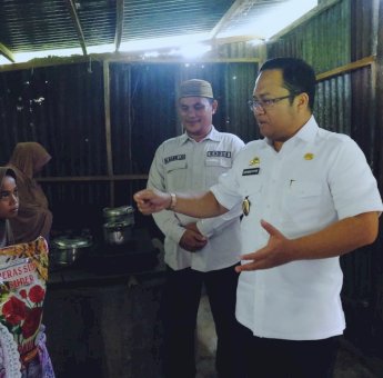 DM Serahkan Bantuan dan Modal Usaha ke Keluarga Miskin Ekstrem