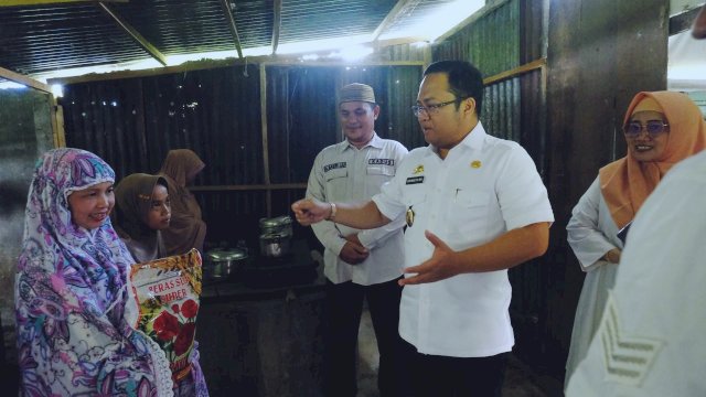 Wakil Bupati Gowa, Darmawangsyah Muin (DM) saat mengunjungi salah satu keluarga miskin ekstrem di Kecamatan Pallangga, kemarin. (Dok. Humas Gowa)