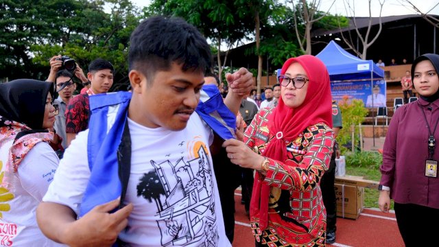 Bupati Gowa Husniah Talenrang saat meresmikan program Gowa Annangkasi, di RTH Syekh Yusuf, kemarin. Program ini menjadi salah satu program prioritas dalam mewujudkan kota bersih dari sampah. (Dok. Humas Gowa)