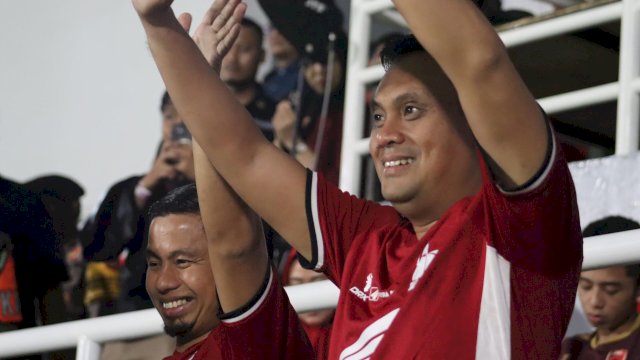 Ket: Wali Kota Parepare, Tasming Hamid dan Wakilnya Hermanto menyaksikan pertandingan PSM