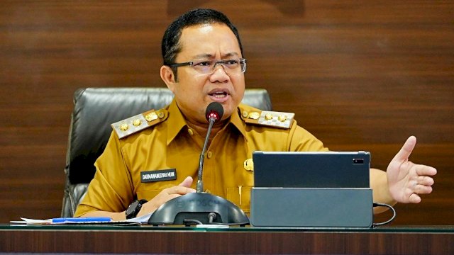 Wakil Bupati Gowa Darmawangsyah Muin saat memimpin Rapat Koordinasi (Rakor), di Baruga Karaeng Pattingalloang, Kantor Bupati Gowa, Senin (10/03/2025). (Dok. Humas Gowa)