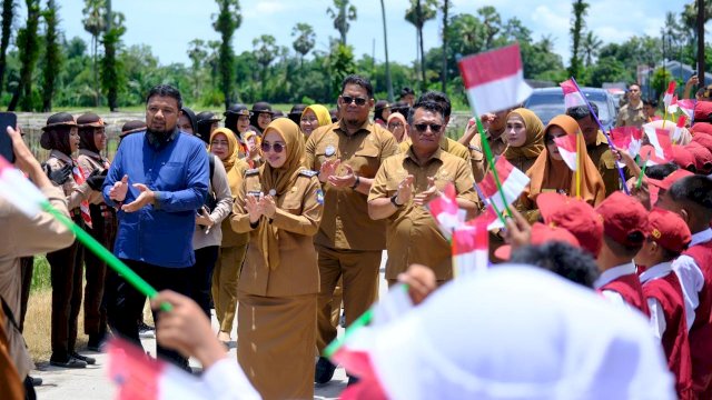 Bupati Gowa Husniah Talenrang didampingi Sekretaris Daerah Kabupaten Gowa Andy Azis Peter saat menghadiri peresmian renovasi SDI Sorabaya, di Kecamatan Bontonompo Selatan, kemarin. (Dok. Humas Gowa)