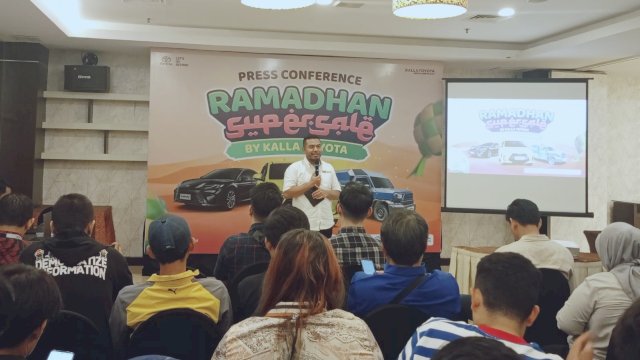 General Manager Marketing Kalla Toyota, Suliadin, di sela-sela Prescon Kalla Toyota, di Claro Hotel Makassar, Senin, (10/03/2025). (Dok. Chaerani/Republiknews.co.id)