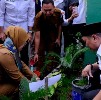 Husniah Talenrang Ikut Tanam Pohon Matoa Program Kemenag Gowa