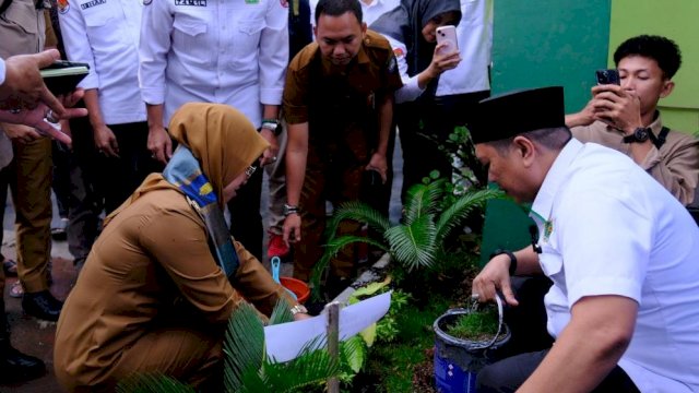 Bupati Gowa, Sitti Husniah Talenrang saat hadir melakukan penanaman pohon matoa, di Kantor Kemenag Gowa, kemarin. (Dok. Humas Gowa)