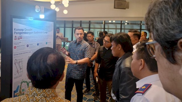 Tim Transisi Walikota Makassar Prof Batara Surya (jaket hitam) saat melihat konsep desain pengembangan Sudirman Loop, di sela-sela Penutupan UK PACT Future Cities & Diseminasi Kajian di Kota Makassar, di Grand Hyaat Makassar, kemarin. (Dok. Chaerani/Republiknews.co.id)
